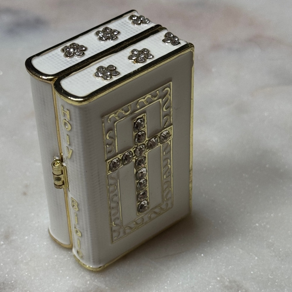 Vintage style Holy Bible trinket box, magnetic closure New.